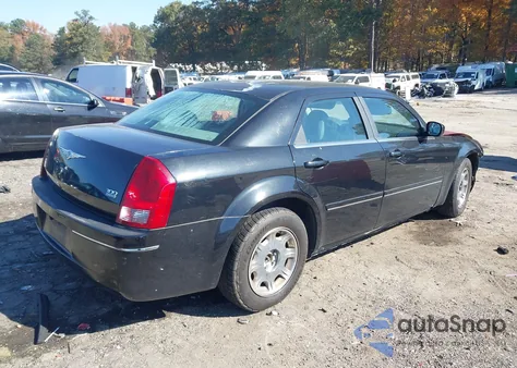 2005 Chrysler 300 Touring z USA, uszkodzony, nr VIN 2C3JA53G45H620557